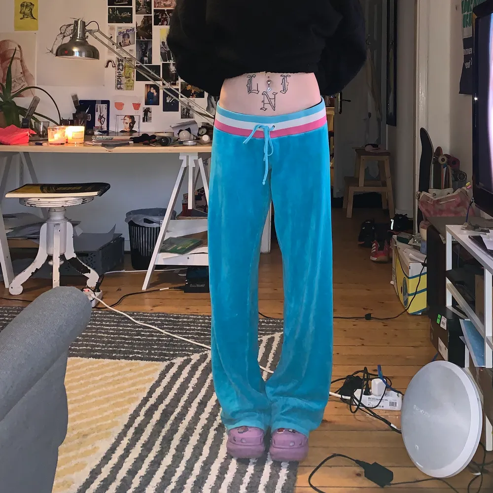 Jätte söta blåa juicy couture velour byxor. Strl M och ganska långa (visas på en xs). Bootcut så dom lägger sig snyggt över skorna. Jag är 168 för referns dom går i marken på mig men tycker själv att det är snyggt. Möts i gbg eller frakt 💖 . Jeans & Byxor.