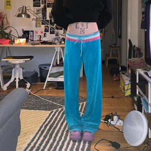 Juciy couture - Jätte söta blåa juicy couture velour byxor. Strl M och ganska långa (visas på en xs). Bootcut så dom lägger sig snyggt över skorna. Jag är 168 för referns dom går i marken på mig men tycker själv att det är snyggt. Möts i gbg eller frakt 💖 