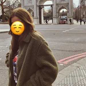 Mörkgrön Teddyjacka - Säljer min supersköna teddyjacka i en väldigt fin mörkgrön färg! Den är i storlek XS men stor i storleken som man ser på bilderna🥰  perfekt höst/vinterjacka