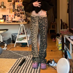 Roberto cavalli jeans - Skit snygga roberto cavalli jeans men används tyvärr inte då jag har för mkt kläder 😭 w29 men visas på en w24 då jag har dem mer på höfterna. Leopard med glitter 😍 möts i göteborg annars frakt!! 💖