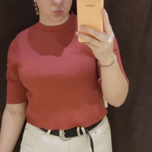 Trekvartsärmad tröja - Väldigt fint ribbad tjockare t-shirt, härlig röd-brun färg. Inga defekter