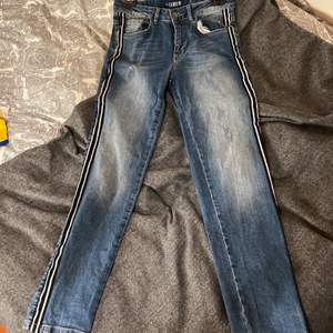 Blåa jeans med detaljer storlek 36, 100kr + frakt