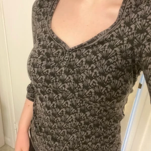 Esprit y2k topp  - Så snygg svart/grå y2k topp från Esprit, sitter jättefint på! 