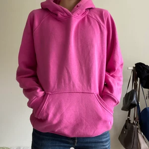 rosa hoodie strl M - Mycket använd hoodie. Noppig, saknar metalring och några fläckar som inte går bort. 