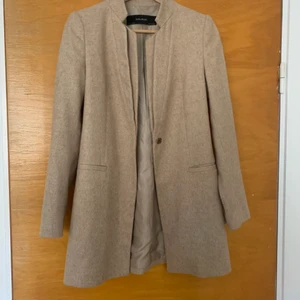 Klassisk beige kappa - Tidlös kappa från Zara. Strl S. Så användbar! 