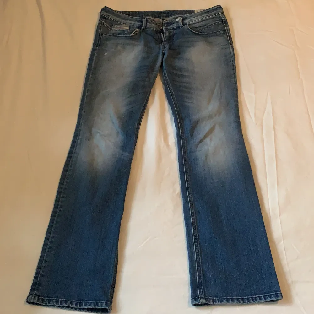 Skitsnygga lågmidjade disel jeans bootcut som tyvärr blivit för små för mig😭😫Köparen står för frakten 💞❤️‍🔥 Säg till om fler bilder 😘✨😻. Jeans & Byxor.
