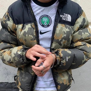 Kamouflerad North face jacka - Säljer min North Face jacka som jag köpte för 3095. Storlek S men passar mig som har storlek M. Köp direkt för 1700