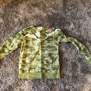 Militär sweatshirt med volanger  - Hej säljer nu min militär sweatshirt i storlek 146/152. Det är en ros i vänstra hörnet. Ny pris 250kr säljer nu för 50kr