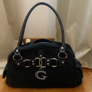 Vintage väska - Vet inte märket på denna väska köpte den av nån annan förut, aldrig använd av mig ser bra i skick ut! Köparen står för frakten senare. Om fler vill ha blir de bud 