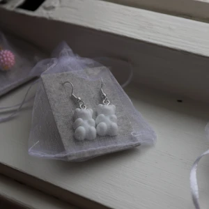 Vita björnar! - Dom hära örhängena är ju för gulliga! Passar till allt!