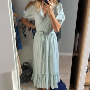 Blommig långklänning  - Grön och vit blommig långklänning från & other stories! Storlek 40 men jag är vanligtvis en 36:a och den sitter bra! Helt oanvänd! Den finns inte längre kvar i sortimentet! Nypris 800kr