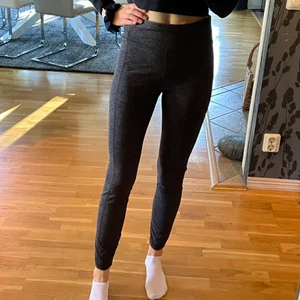 SOC träningsleggings NY - Säljer mina mörkgrå träningsleggings från SOC som aldrig blivit använda pga felköp. Full längd leggings😚🌸