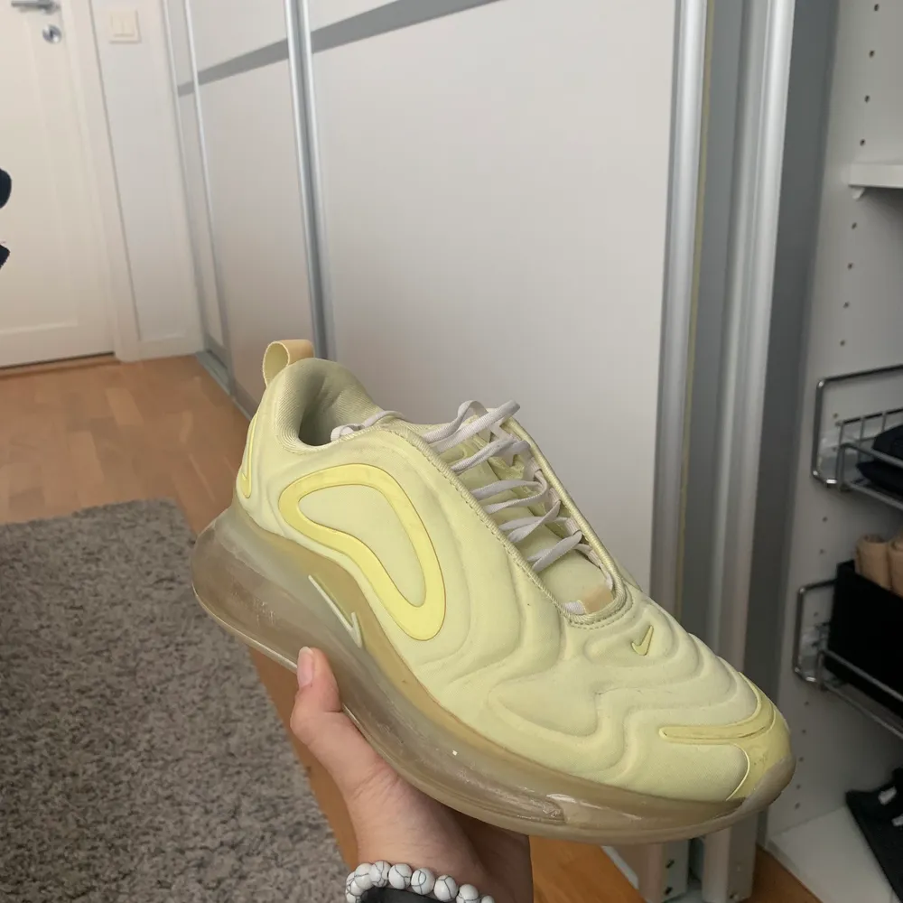 Snygga 720 air max skor. Använts några gånger. Säljer för att jag inte har på mig dom längre . Kengät.
