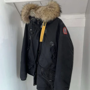 Parajumpers  - Parajumpers, strlk L, funkar för både tjejer och killar. Sparsamt använd och i mycket fint skick. Inga skador på jackan. Kvitto finns tyvärr ej men är köpt på ROOM 1006 i malmö för 9900