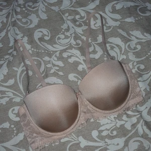 Oanvänd bh - Oanvänd bh då den var för liten för mej. Lyckats klippa bort storleken men den är ca 70B