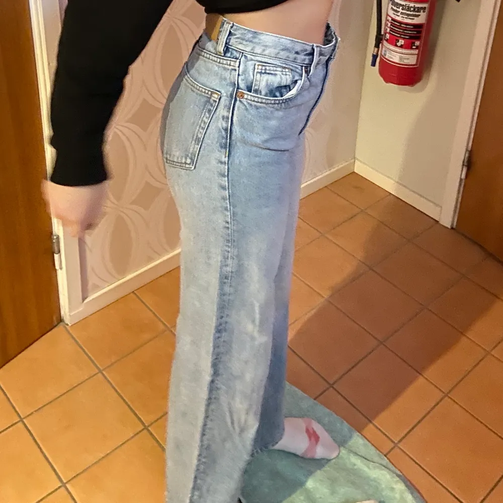 Blåa snygga oanvända jeans köpta på monki. Säljs då jag har ett par exakt likadana och tänkte att någon kanske skulle vilja ha domma. Frakt tillkommer(:. Jeans & Byxor.