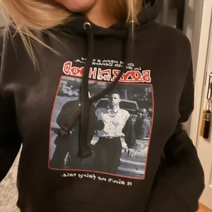 Hoodie - Hoodie som är köpt från prettylittlethings. Vet inte vilken storlek den är i då jag har klippt bort lappen men passar mig som brukar ha S 