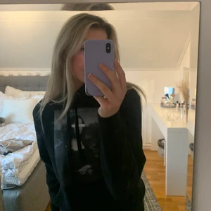 Intressekoll  - En snygg hoodie från the cool elephant. Säljer då den inte riktigt kommer till användning just nu. Är i storleken M men funkar för S också🤍