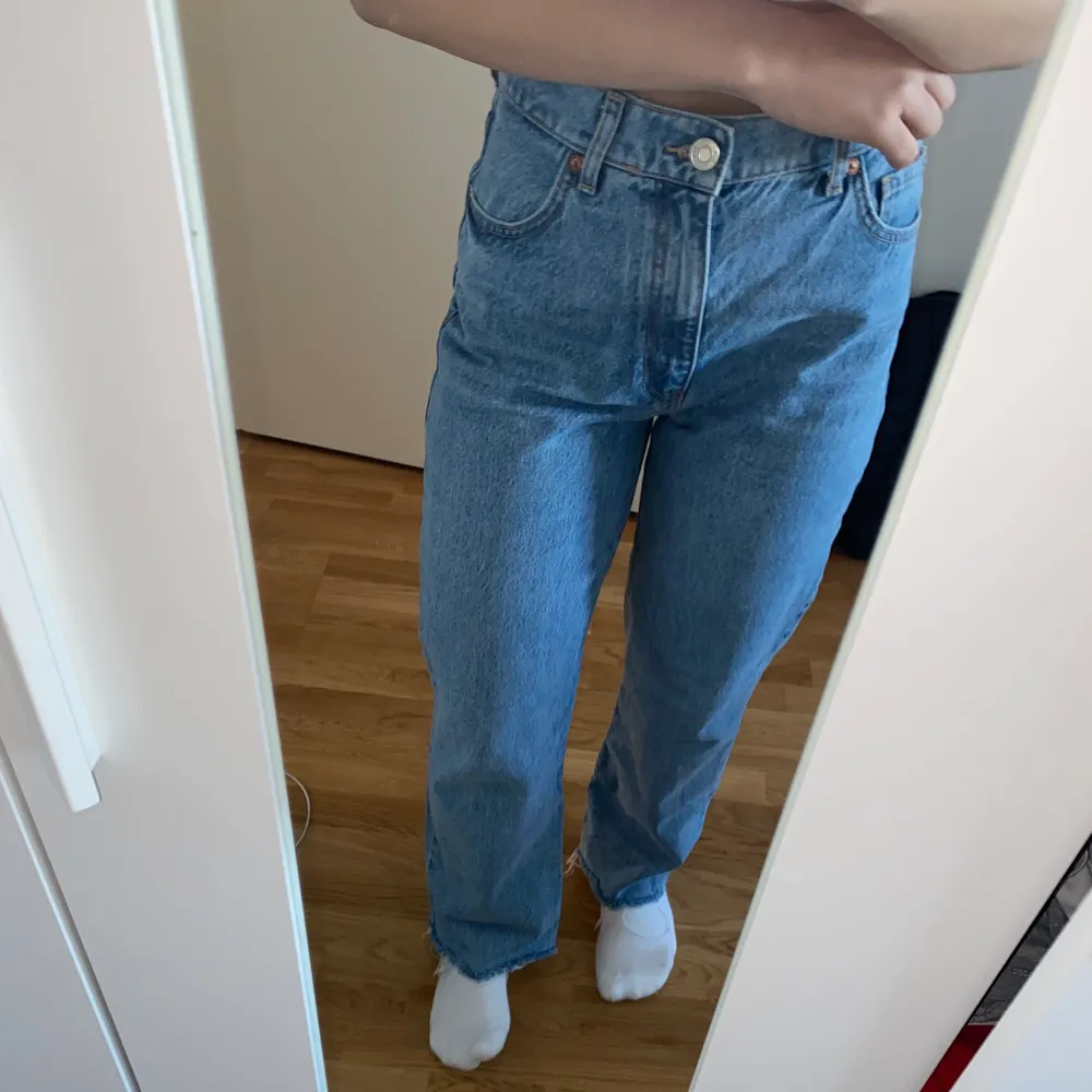 De populära straight leg jeans som har varit ett tag. Jättefina o bekväma men för stora för mig. Storlek 38. Vid frågor är det bara att skriva.😊. Jeans & Byxor.