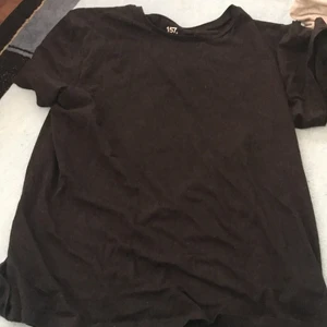 Svarta  - Svarta t-shirts och min telefonnummer är 0760152010  swisha gärna pengar 