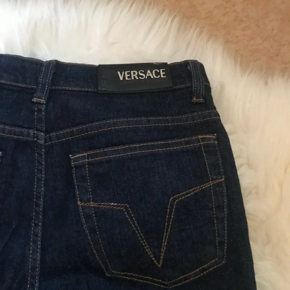 Nya Versace jeans. Tyvärr för små för mig. Strl: 24/38. Nypris: 1.600 sek. Jeans & Byxor.