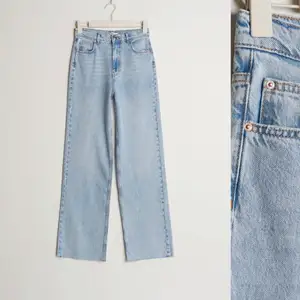 Säljer dessa fina jeans från Gina Tricot då dom inte kommer till användning. Använda 3 gånger max, köpta för 600kr säljer för 200kr ink frakt🥰