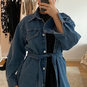 Jeans jacka  - Säljer en superfin jeansjacka med knytskärp från HM. Använd några gånger så i toppskick! Stl S, säljer för 150kr