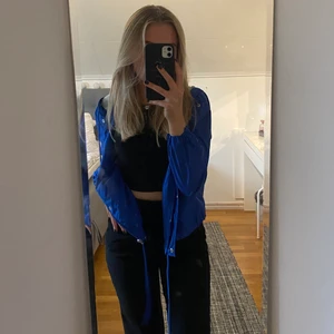 Blå jacka/kofta XS - Säljer denna blåa väldigt tunna jackan/koftan från H&M i storlek XS. Denna är aldrig använd och köpte den för kanske 2 år sedan, den har helt enkelt inte kommit till användning och är inte min stil☺️ 50kr (frakt=66kr)