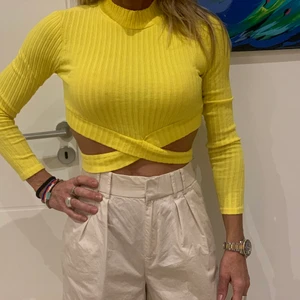 Gul tröja med snörade detaljer - Jättesnygg gul croppad tröja i bra skick och bra kvalite!💛