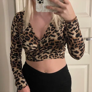Leopard topp i storlek M - En leopardmönstrad topp från shein som går att knyta lite hur man vill och är i storlek M men passar bra på en S också:) bara använd en gång.