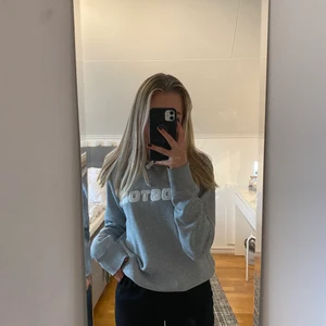 Hoodie storlek M - Säljer denna gråa hoodien får SOC i storlek M för 60kr, använd ett fåtal gånger, bra material och fint skick😋