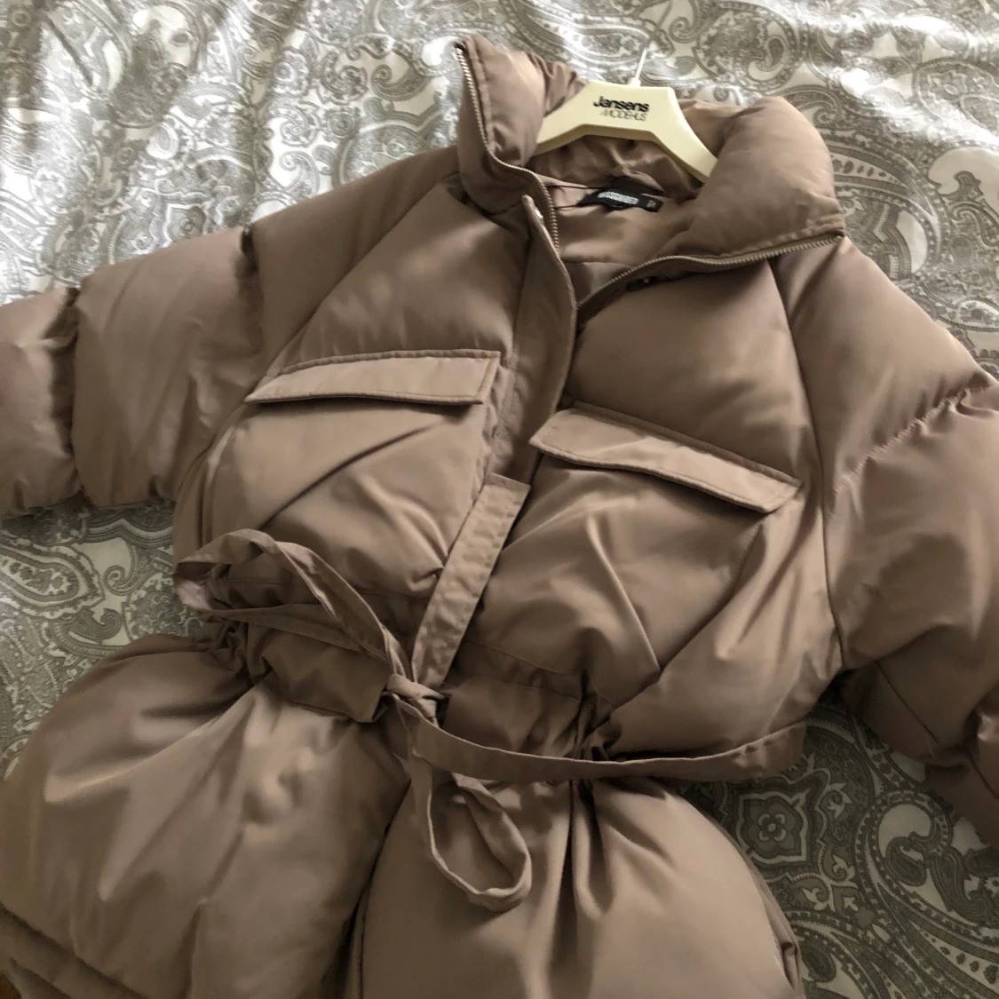 Puffer jacket med skärp