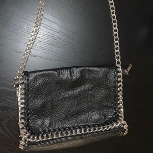 Tiamo väska  - Säljer denna snygga och trendiga väska från Tiamo. Finns ett innerfack och ytterfack med dragkedja på båda. Mellan-modellen. Fråga om de något ni undrar💕💕💘