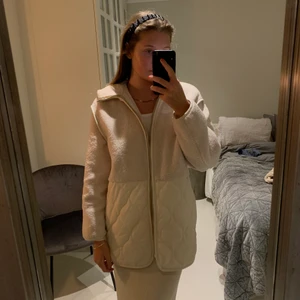 Hm Teddy jacka - Säljer denna fina jackan från H&M, den köptes förra månaden och är endast använd 2 gånger✨Så fin färg till hösten och super mysig❤️ Kan inte se att hm själva säljer jackan längre och när den köptes låg den på 499kr så säljer billigare och den är i nyskick😇❤️OBS: Köpare står för frakt✨