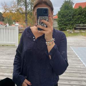 Säljer min marinblå blus i storlek 38! (ber om ursäkt för min smutsiga spegel!😸✌🏼💗❤️)   Skriv för fler bilder!✌🏼
