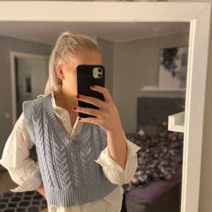 Stickad vest  - jätte fin stickad blå vest💕😊 använd 2-3 gånger, säljer för den inte kommer till användning längre😌 storlek XS