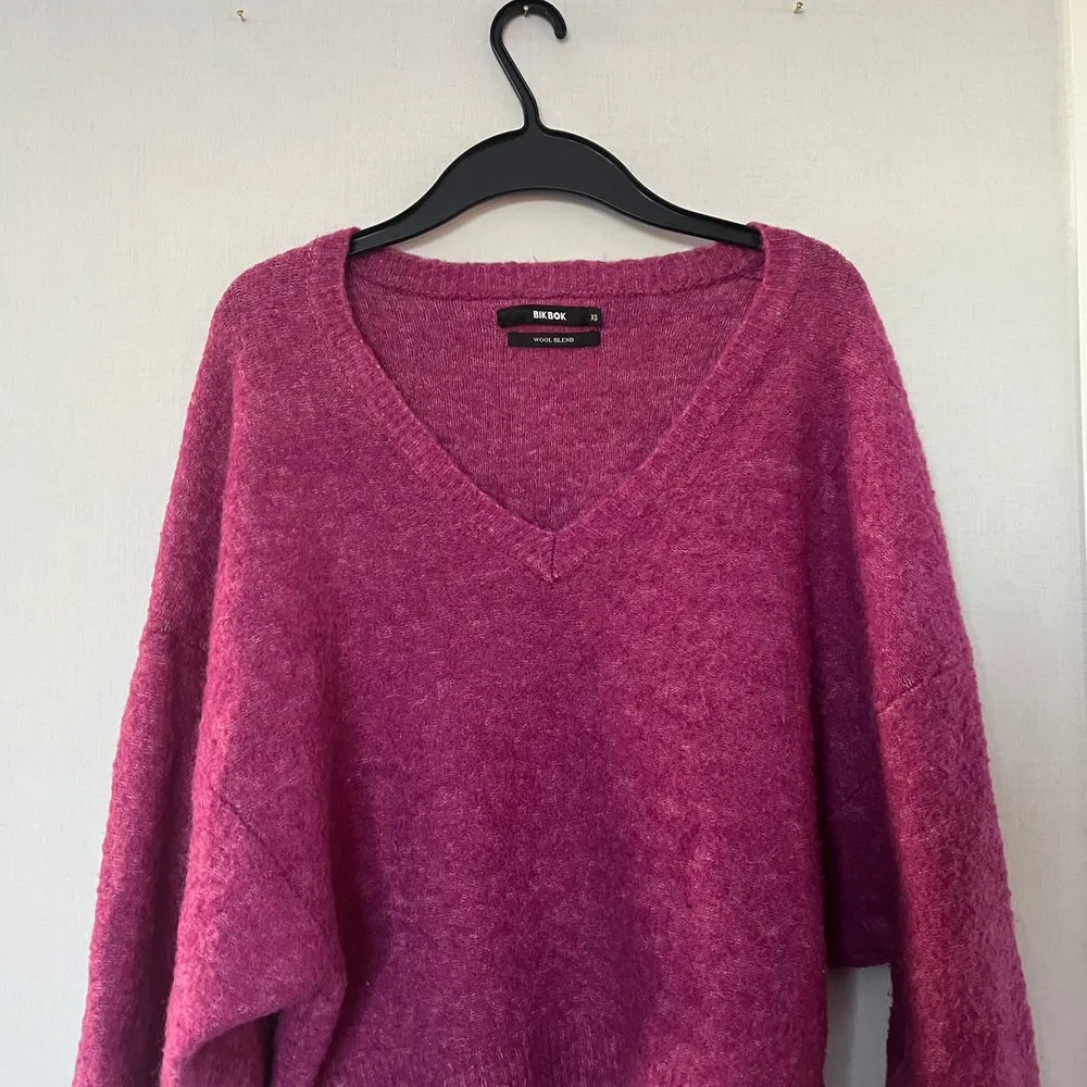 ✨jätte fin rosa stickad tröja från bikbok, är en xs men skulle säga att den även passar någon upp till L pga modellen, väldigt stretchig✨. Tröjor & Koftor.