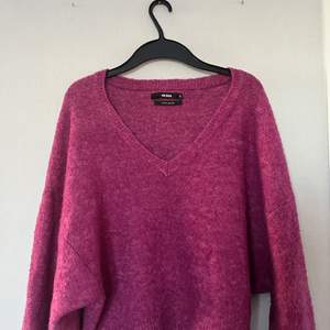 ✨jätte fin rosa stickad tröja från bikbok, är en xs men skulle säga att den även passar någon upp till L pga modellen, väldigt stretchig✨