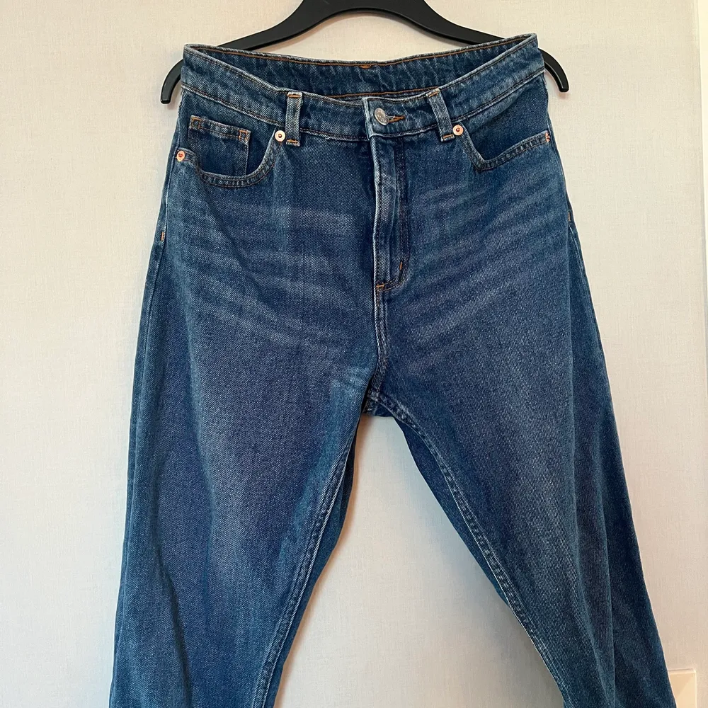 ✨högmidjade jeans från monki med raka ben, fint skick✨. Jeans & Byxor.