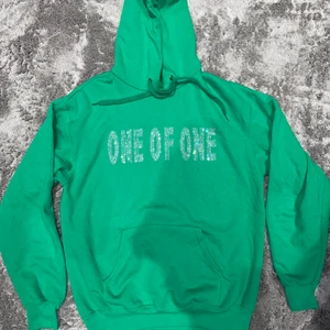 GRÖN ONE OF ONE HOODIE - grön one of one hoodie i storlek M. Bara använd någon enstaka gång därför mycket fin kvalitet✨