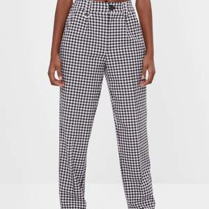 Plaid trousers from bershka 💗. They're a size eu 38. They're super cute and fit amazingly around the waist. I've worn them about 4 times with high boots. Unfortunately They're cropped and a little too short on me (I'm 176cm). I think they would fit a lot better on someone shorter, so I'm selling them. 