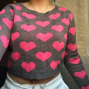 Hjärtan!!! - Min älskade hjärttröja från divide men köpt second hand. Ett större hål som ni ser på bilden men eftersom det är på baksida arm syns det knappast 💗💗💗 Strl XS men passar S och säkert M också beroende på önskad passform.