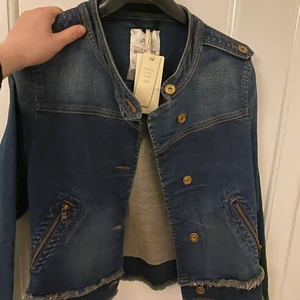 Jeansjacka - Fin jeansjacka till Våren! Aldrig använd, prislapp kvar. Strl L, men jag uppskattar den mer som strl. Köparen står för eventuell frakt 
