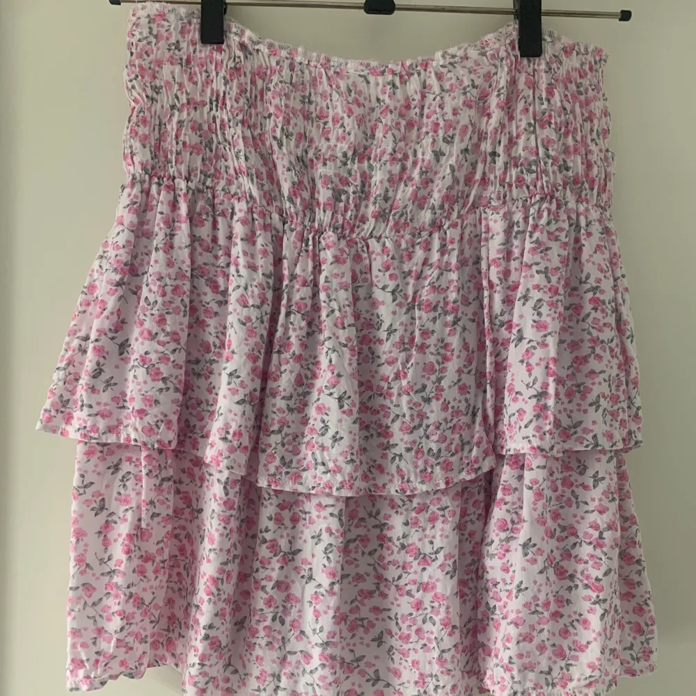 Super söt kjol jag köpte för några år sedan och vet därmed ej vart den är ifrån. Säljer eftersom den inte kommer till användning. Perfekt till sommarn! . Kjolar.