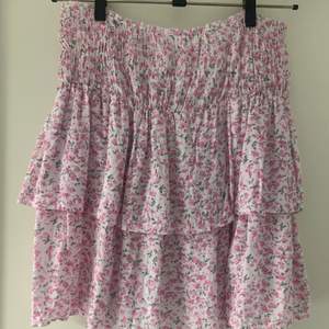 Super söt kjol jag köpte för några år sedan och vet därmed ej vart den är ifrån. Säljer eftersom den inte kommer till användning. Perfekt till sommarn! 