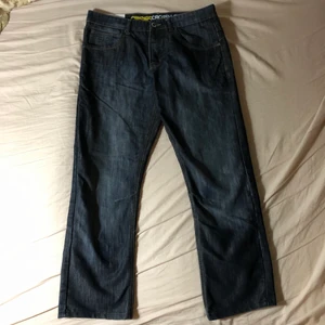 Crosshatch Jeans - W36 L30 verkligen skitfeta jeans från märket crosshatch. Tvättade och i en riktigt snygg mörkblå färg. Straight leg. Riktigt balla bakfickor som sitter lite längre ner med märkets logga insytt. Diskuterbart pris vid snabb affär. Kan mötas upp södermalm, helst vid Skanstull. Annars betalar köparen för frakten