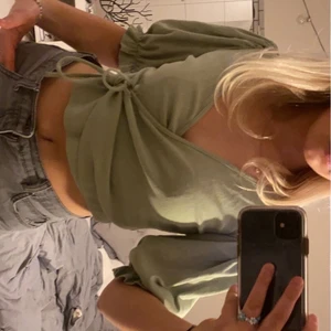 Gullig topp/blus - Super söt topp från mango! Nästan helt oanvänd använd ca 1 gång💕 säljer då den inte kommer till användning. Storleken är S men skulle säga M