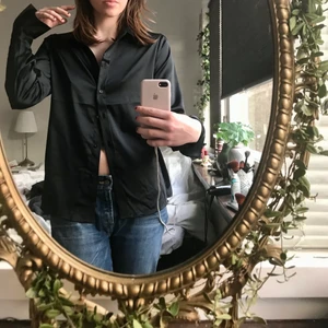 Skjorta  - Svart skjorta med silke liknade material! Jättefin och fint till vad som helst 🦋