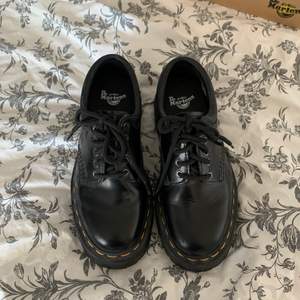 Säljer nu dessa superfina Dr. Martens!!!💓💓 Endast använda två gånger då jag inte riktigt vet hur jag ska styla dem då dem inte riktigt är min stil längre. Jag köpte dem för ungefär 1200kr men om man ska köpa nya nu så kostar dem runt 2000kr. Perfekta till våren och hösten!! Man får även kartongen till