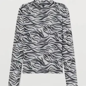  En tajt tröja med zebra mönster. Passar både till fest och vardag💕 köpt från H&M i storlek S men passar även i XS. Säljer eftersom jag vuxit ur den, använt nån gång men haft ett tag. Den är i fint skick🖤🤍 skriv till mig om du är intresserad så bestämmer vi frakten😊  